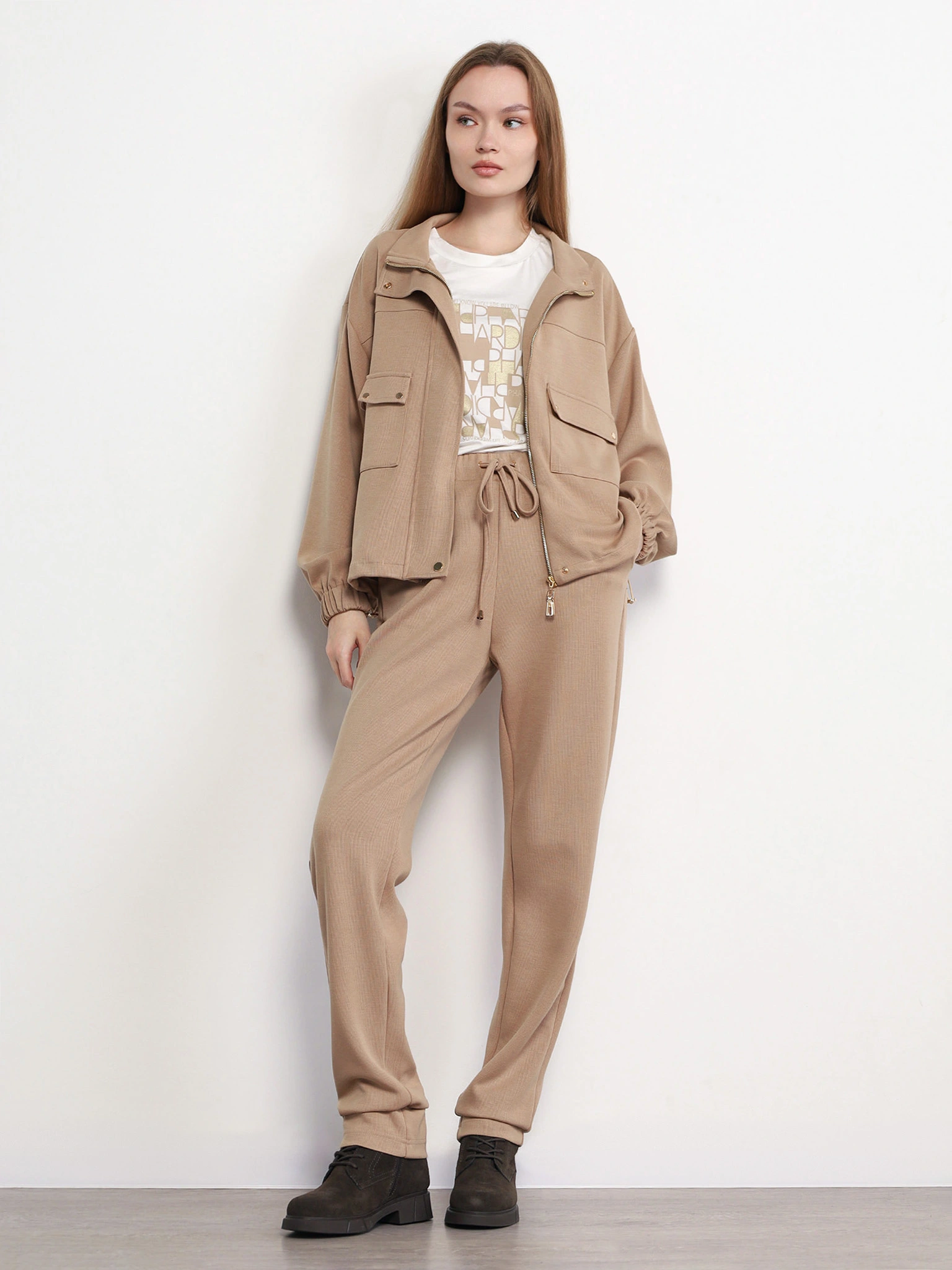 Жакет трикотажный бежевого цвета с кулиской по низу